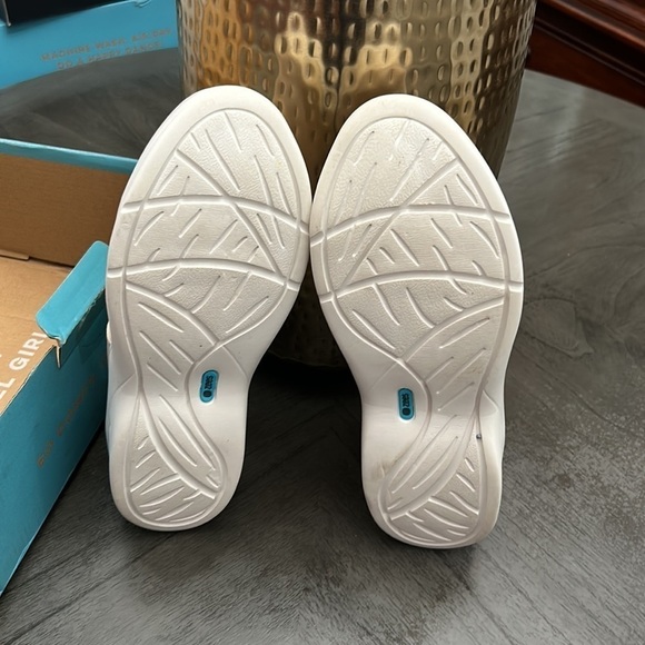 Bzees Women's Refresh Slip On Sneaker (WIDE) - Picture 3 of 11